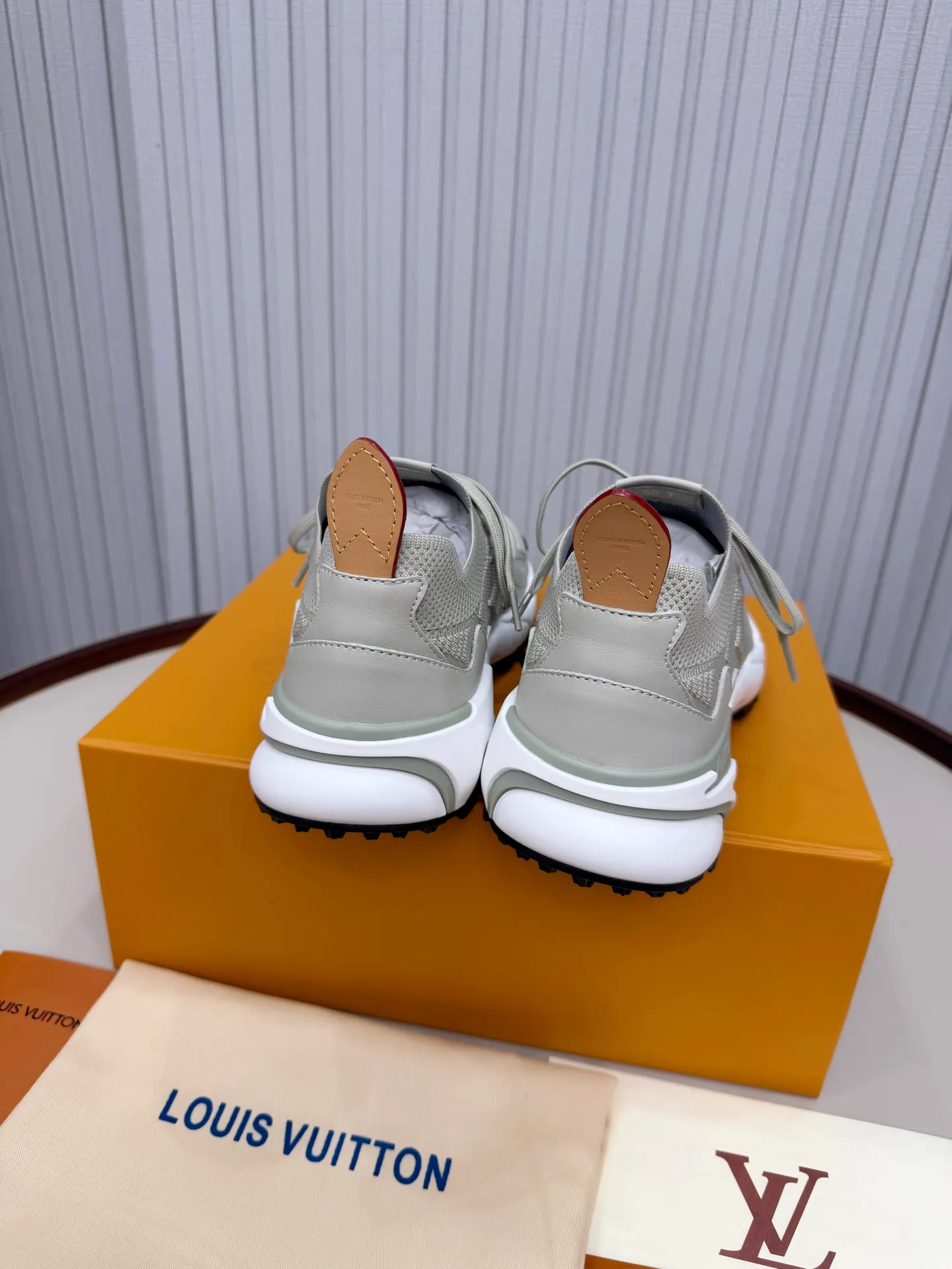 Men's men's shoes P640! Top version LV Louis Vuitton L Jialu brand Runner Tatic series thick-soled casual sports shoes running shoes original purchase development and production This LV Runner Tatic sports shoe combines fly woven fabric material to interpret the inspiration of traditional mountaineering shoes. The LV letters are written on one side, the Louis Vuitton logo, and the light and wear-resistant rubber outsole complete the whole package. The delivery counter is exquisitely packaged🛍📦 ▪️Fabrics: Original imported custom fly-knit fabric ▪️Inner lining: Original custom-made breathable mesh ▪️Sole: Original molded anti-slip rubber combination material ▪️Sole thickness: 4CM ▪️Size: Men's 39-45